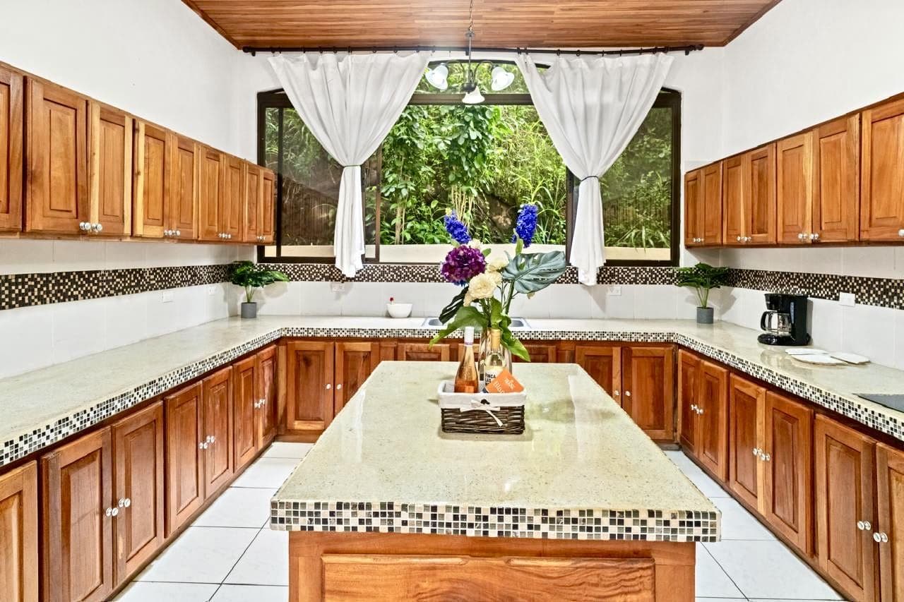 Prestigious 19-Bedroom Coastal Estate with Development Potential in Playa del Coco, photo 15