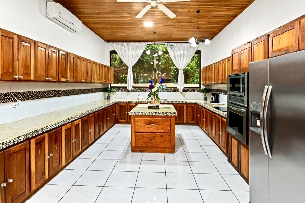 Prestigious 19-Bedroom Coastal Estate with Development Potential in Playa del Coco, photo 13