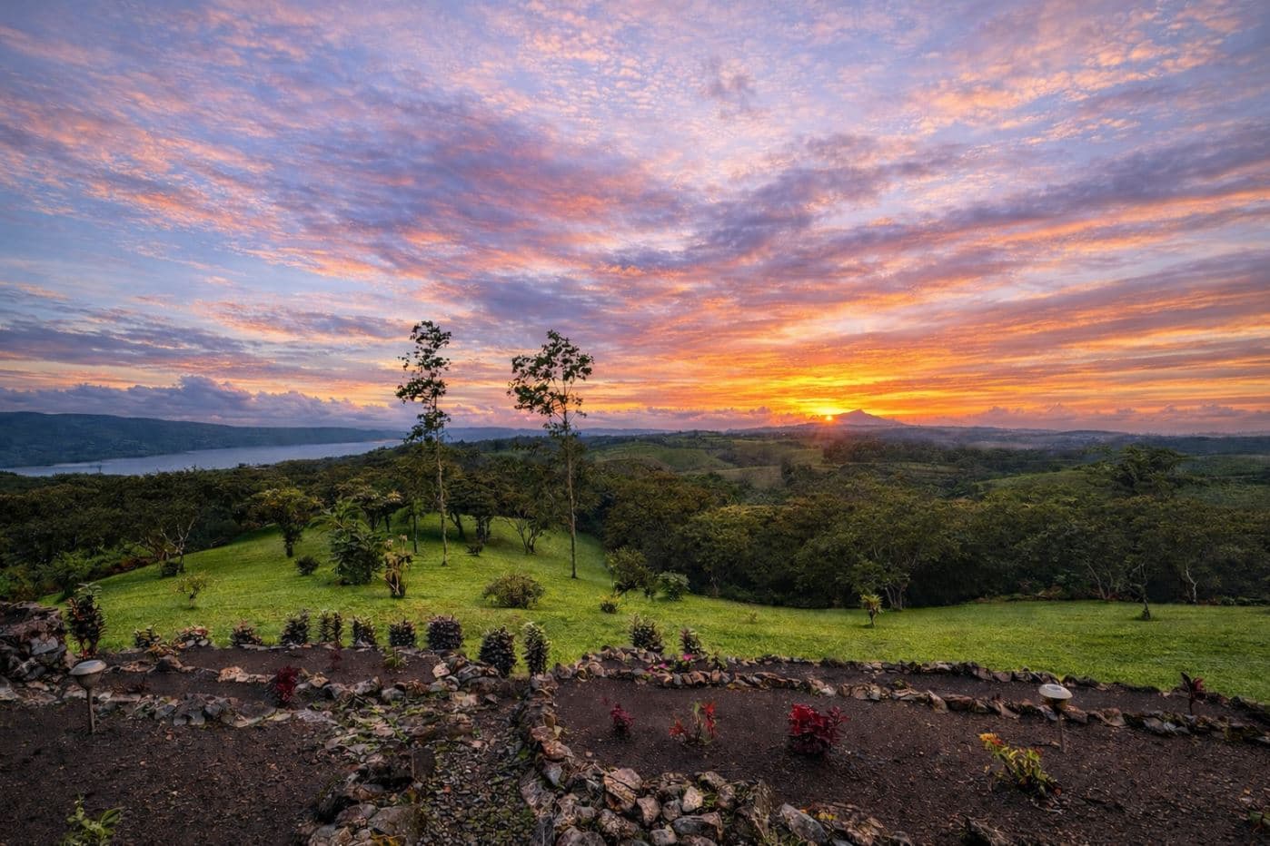 Luxury 10-Acre Estate in Gated Community - Panoramic Lake Arenal & Volcano Views, photo 2
