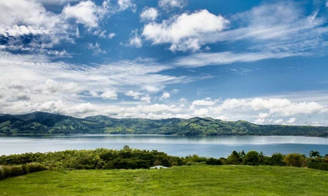 Luxury Lakefront Home with Guest Suite and Panoramic Lake Arenal Views - Lake Paradise Nuevo Arenal, photo 2