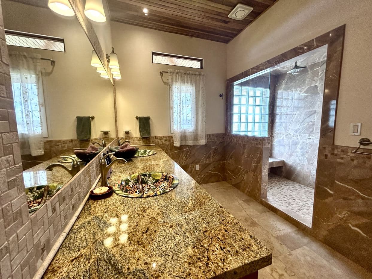 Luxury Lakefront Home with Guest Suite and Panoramic Lake Arenal Views - Lake Paradise Nuevo Arenal, photo 23