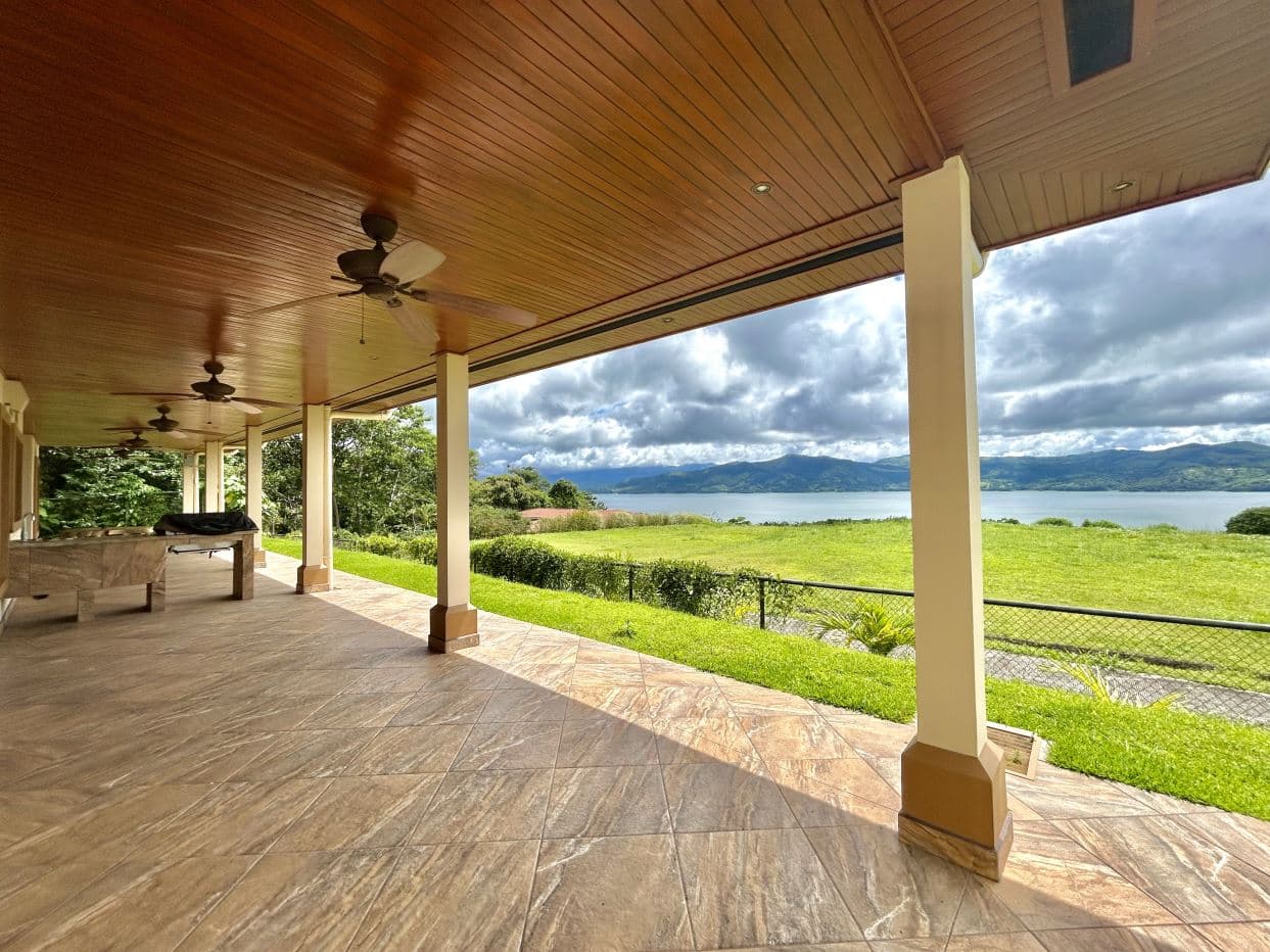 Luxury Lakefront Home with Guest Suite and Panoramic Lake Arenal Views - Lake Paradise Nuevo Arenal, photo 4