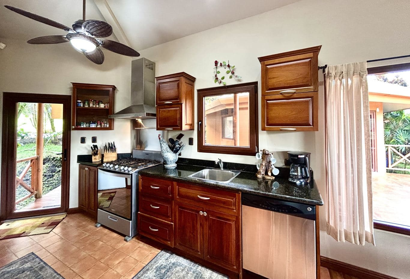 Waterfront Lake Arenal Villa with Guest Casita in Exclusive Buena Vista Community, photo 10