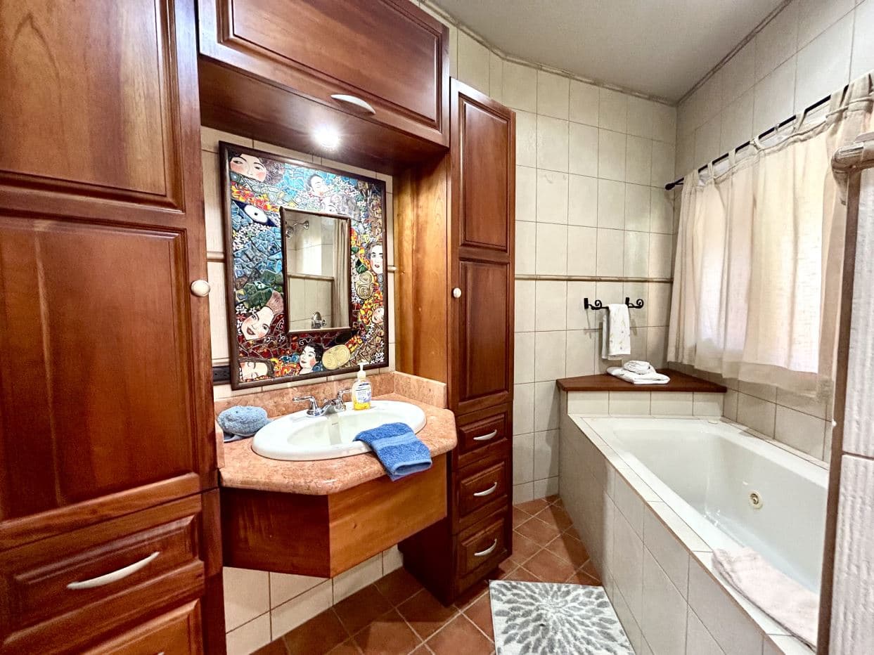 Waterfront Lake Arenal Villa with Guest Casita in Exclusive Buena Vista Community, photo 24