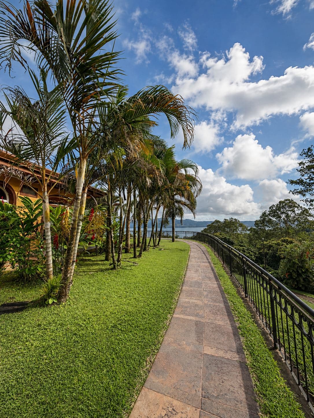 Distinguished Private Estate Villa Tranquila with Panoramic Lake Arenal Views, Guest House & Heated Indoor Pool, photo 34