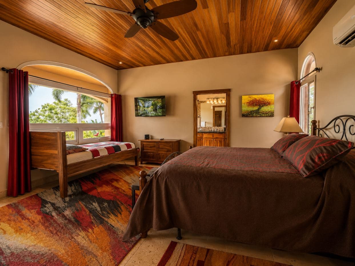 Distinguished Private Estate Villa Tranquila with Panoramic Lake Arenal Views, Guest House & Heated Indoor Pool, photo 24
