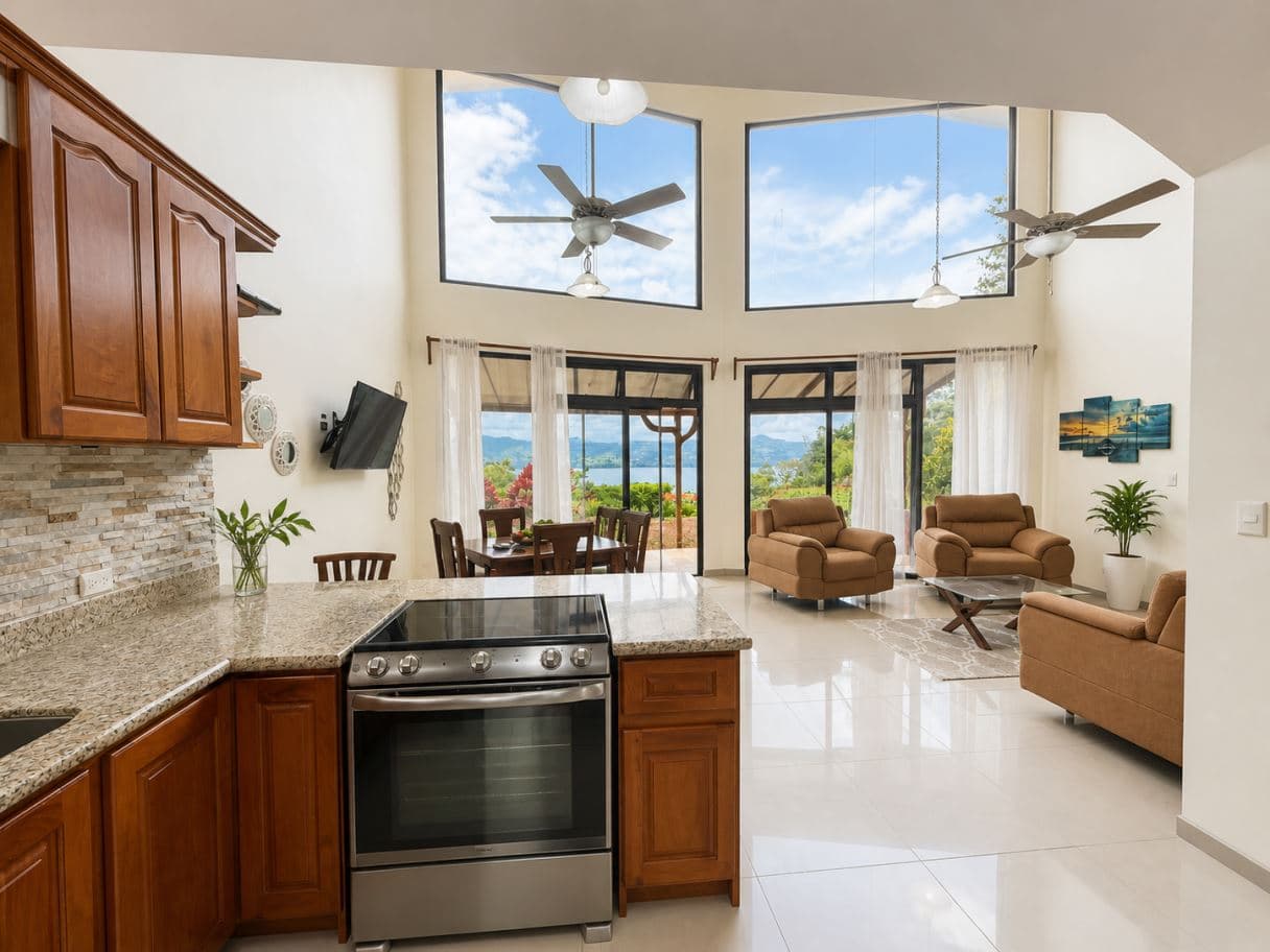 Dual-Residence Lake View Property in the Heart of Nuevo Arenal, photo 8