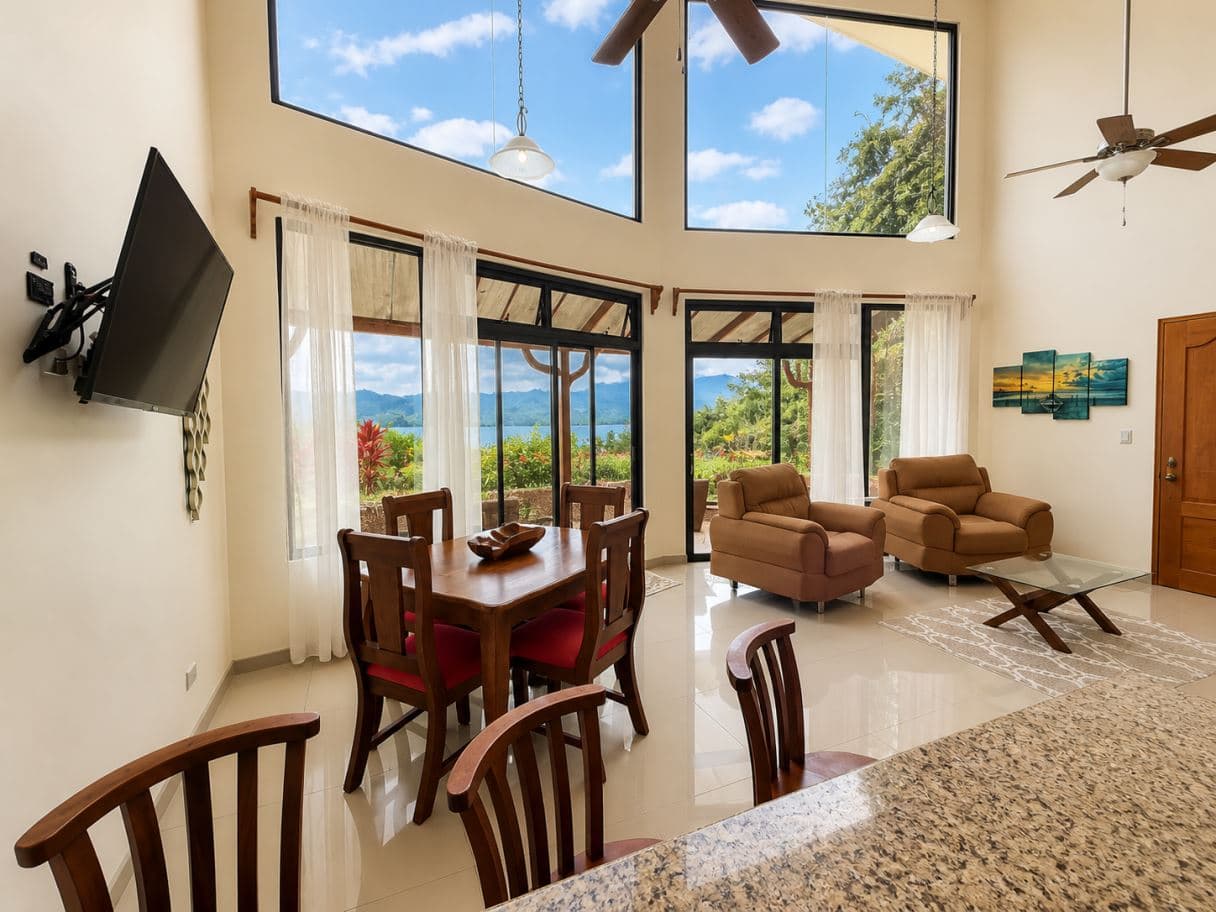 Dual-Residence Lake View Property in the Heart of Nuevo Arenal, photo 5