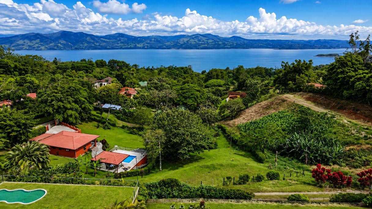 Dual-Residence Lake View Property in the Heart of Nuevo Arenal, photo 18