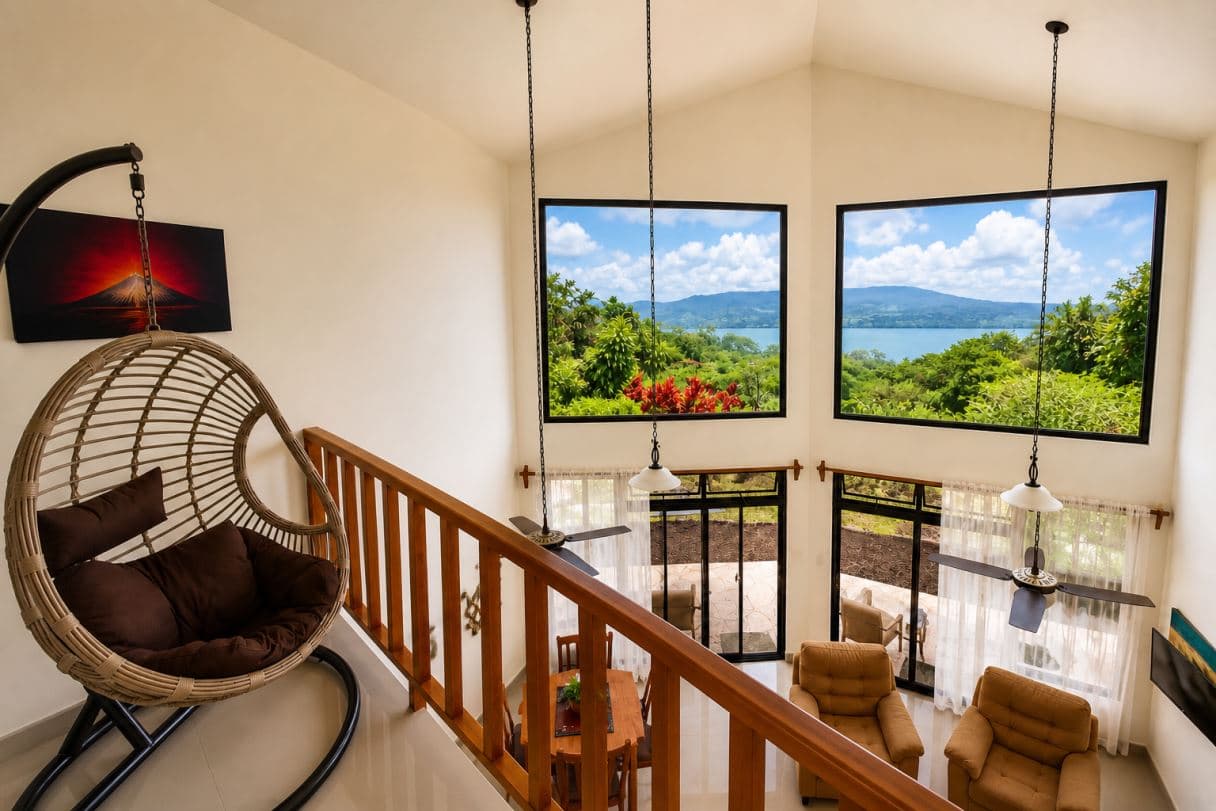 Dual-Residence Lake View Property in the Heart of Nuevo Arenal, photo 4