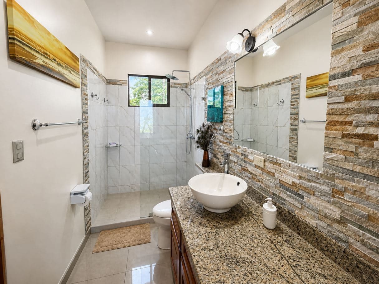Dual-Residence Lake View Property in the Heart of Nuevo Arenal, photo 15