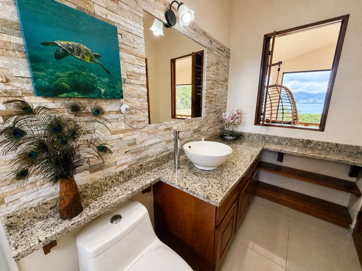 Dual-Residence Lake View Property in the Heart of Nuevo Arenal, photo 13