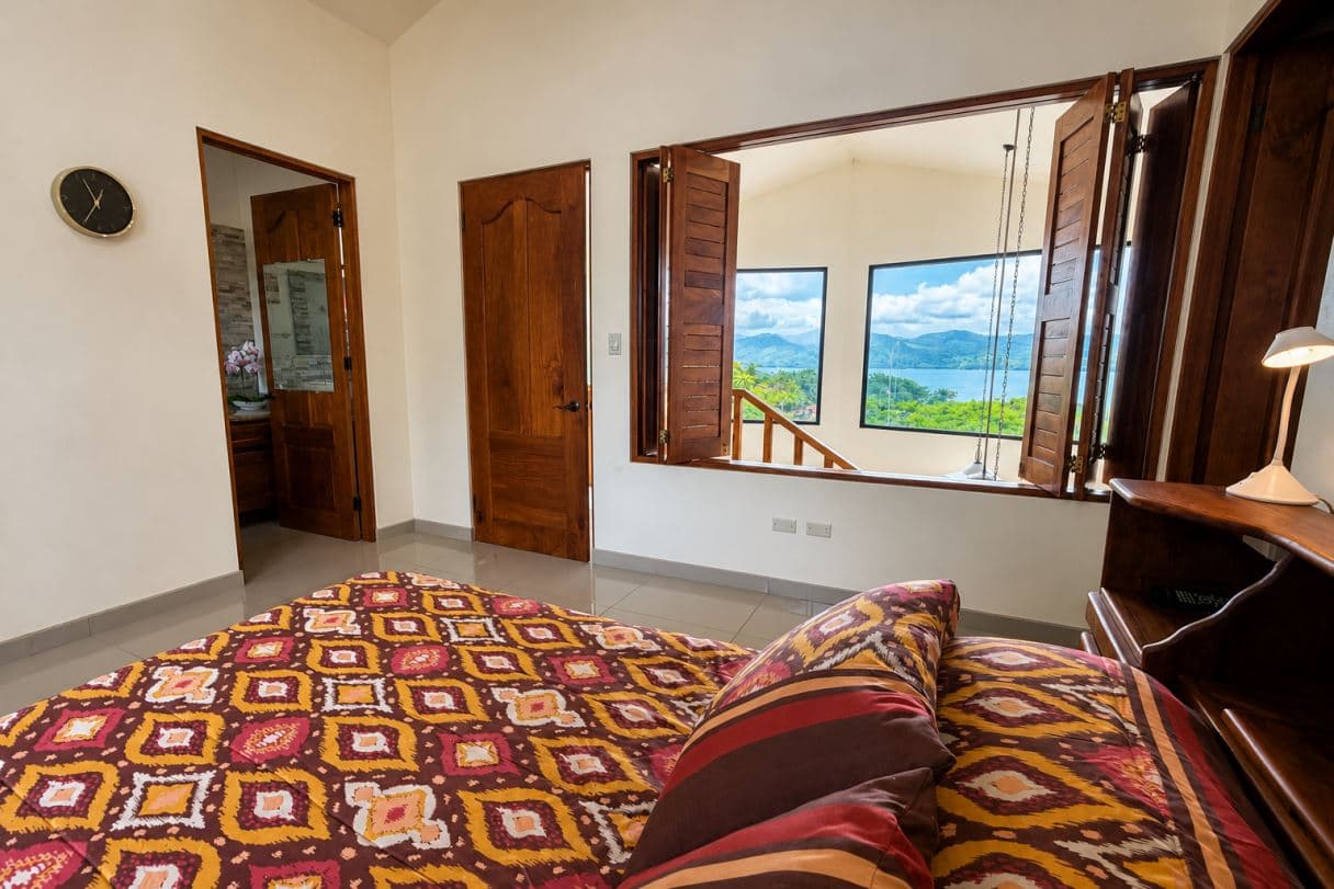 Dual-Residence Lake View Property in the Heart of Nuevo Arenal, photo 12