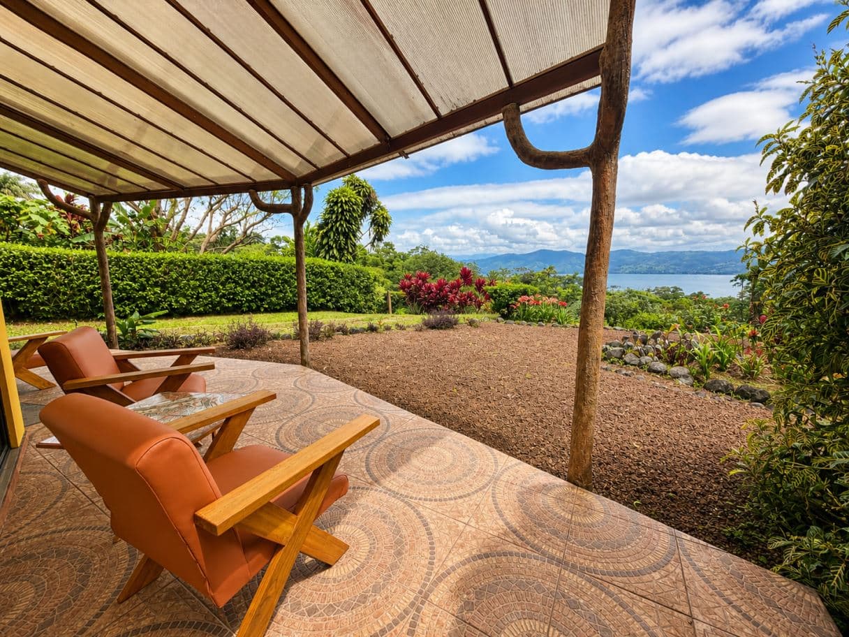 Dual-Residence Lake View Property in the Heart of Nuevo Arenal, photo 3