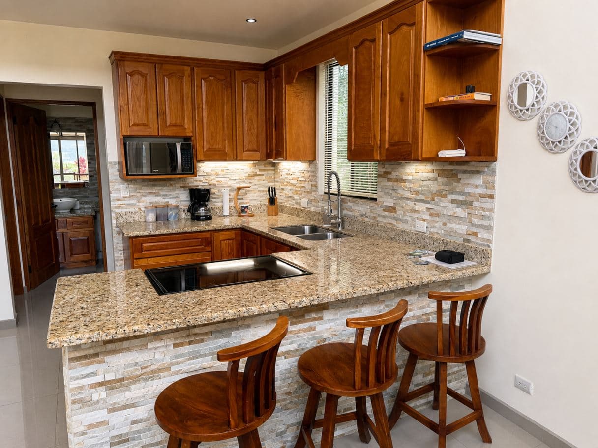 Dual-Residence Lake View Property in the Heart of Nuevo Arenal, photo 9