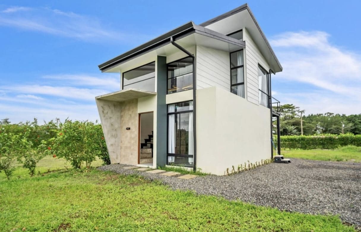 Turnkey Modern Home with Private Jacuzzi in La Fortuna